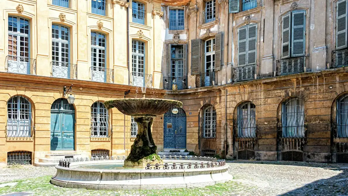 Fontaine de la place d'Albertas à Aix-en-Provence, illustration d'un redressement fiscal